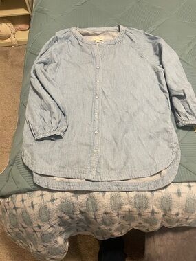 Universal Thread Light Blue Button-Front women’s light wash denim Shirt